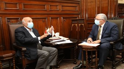 وزير الزراعة يبحث مع اتحاد الدواجن ضخ البيض والدواجن في المنافذ الحكومية بأسعار مناسبة