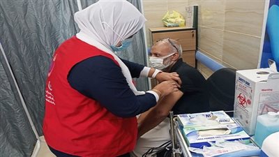  الفرق الطبية بالسويس تواصل العمل بمراكز اللقاح لتطعيم المواطنين ضد كورونا 