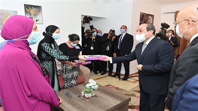 الرئيس السيسي يهدى أبناء أسر الإسكان بديل المناطق غير الآمنة 