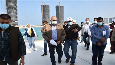 وزير الإسكان يتجول بمنطقة الأبراج الشاطئية والمشروعات السكنية المتنوعة بمدينة العلمين الجديدة