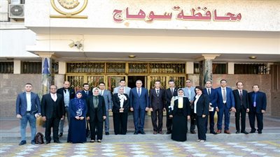 محافظ سوهاج يلتقي أعضاء المكتب الفني لمديرية الصحة بتشكيله الجديد