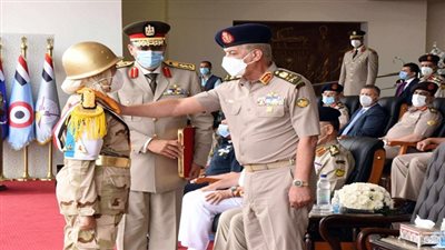 وزير الدفاع يشهد الإحتفال بتخريج دفعات جديدة من المعاهد الصحية