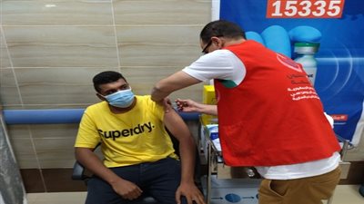 مراكز اللقاح بالسويس تستقبل العشرات لتطعيمهم ضد كورونا 