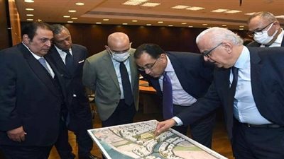 مدبولي يستعرض مقترحا لأحد المشروعات الاستثمارية الكبرى بالعلمين الجديدة