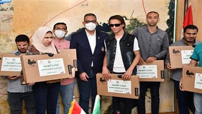 محافظ الفيوم يسلم أجهزة 