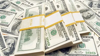 الدولار يسجل ذروة 16 شهرا وسط مخاوف بشأن التضخم