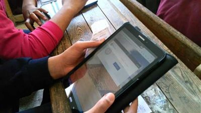 المدارس توجه طلاب الصف الأول الثانوى باستلام شريحة التابلت