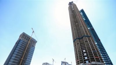 نائب وزير الإسكان يتفقد عينة تشطيبات الوحدات الفندقية والسكنية بالبرج الأيقونى