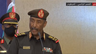 السودان.. البرهان يشيد بحمدوك ويتعهد بصون المرحلة الانتقالية