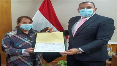 وكيل صحة يكرم أمال فهمي لبلوغها سن التقاعد 