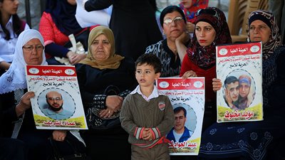 أهالي الأسرى الفلسطينيين يعتصمون أمام مقر الصليب الأحمر في البيرة