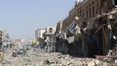مقتل 12 مدنيًا يمنيًا في قصف عشوائي للأحياء السكنية