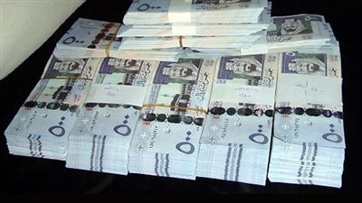 ضبط 140 ألف ريال سعودي مع راكب قبل سفره بالمطار