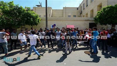 وقفة احتجاجية لطلاب الثانوية العامة أمام وزارة التربية والتعليم 