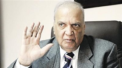 أستاذ قانون يناشد الطلاب تفويضه لرفع دعوى ضد استثناء أبناء القضاة