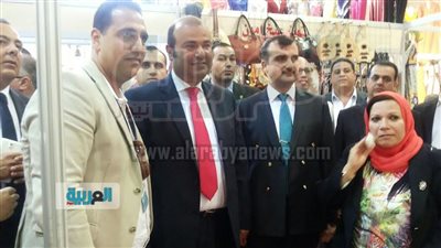 بالصور.. وزير التموين يفتتح 