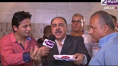 بالفيديو.. ضبط ألوان صناعية تضاف للحوم المفرومة لإخفاء فسادها