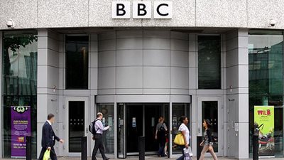 قطارات وحافلات ومشيًا علي الأقدام في 