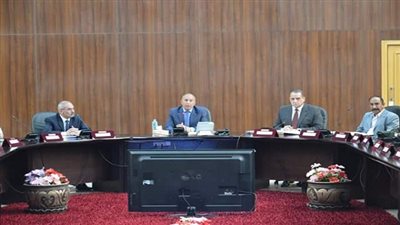 محافظ البحر الأحمر يبحث خطة الإسكان بالمحافظة 