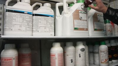 ضبط مخزن مبيدات زراعية مجهولة المصدر بالغربية  