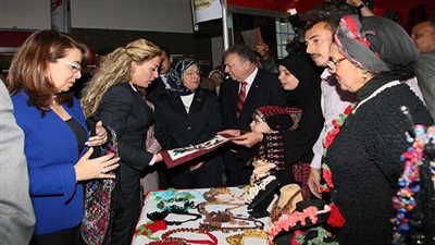 غادة والي تصل إلى معرض الأسر المنتجة بمدينة نصر