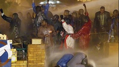 في السودان.. قنابل الغاز بديلاً للمياه