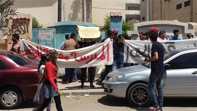 وقفة احتجاجية لطلاب الثانوية العامة أمام التعليم العالي