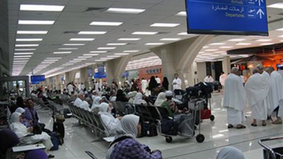 السفير الفلسطيني يتفقد الحجاج الفلسطنيين بمطار القاهرة