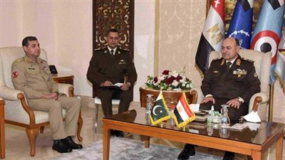 وزير الدفاع يعقد عدد من اللقاءات مع قادة الوفود العسكرية وكبرى الشركات العالمية