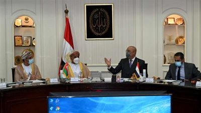 وزير الإسكان يعرض على نظيره العمانى التجربة العمرانية المصرية