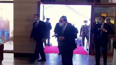الرئيس السيسي يتفقد جامعة كفر الشيخ ويستمع لشرح من وزير التعليم العالى
