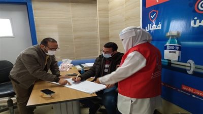 صحة السويس تواصل تطعيم المواطنين بلقاحات كورونا