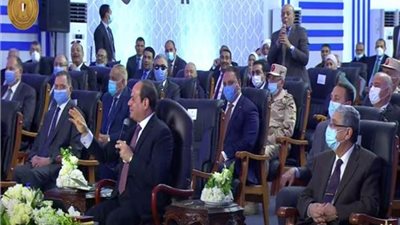 الرئيس السيسي يمازح وزير النقل: 