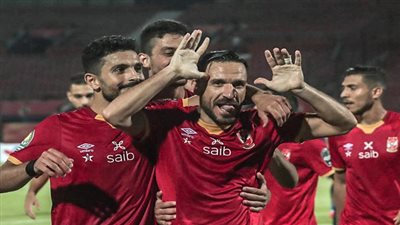 الأهلى يحتفل بعيد ميلاد على معلول 