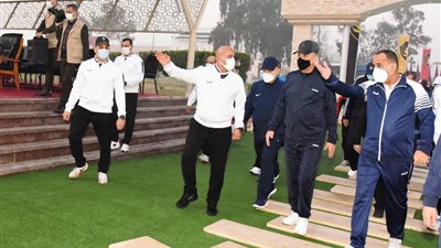 وزير الدفاع  يتفقد عدد من الأنشطة التدريبية للطلبة بالكلية الحربية 