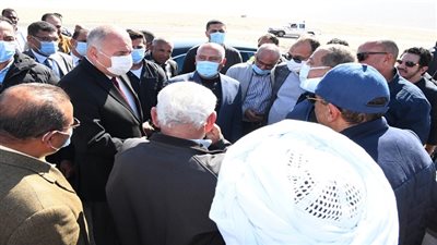 وزير النقل ومحافظ قنا يعاينان مسار محور دشنا - الوقف على النيل 