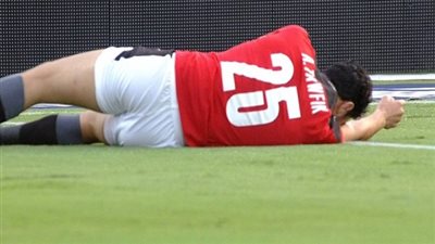 المنتخب ينهى إجراءات عودة أكرم توفيق من الكاميرون بعد إصابة الصليبي