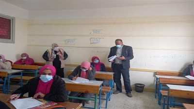 مدير تعليم السويس يتفقد سير إمتحانات النقل للفصل الدراسي الأول