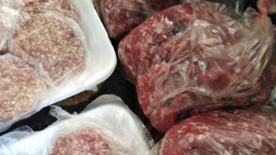 ضبط كمية من اللحوم مجهولة المصدر بحوزة مالك ثلاجة لحفظ السلع 
