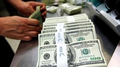 الدولار يقترب من أكبر مكسب أسبوعي في 7 أشهر