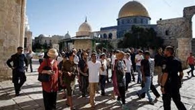 مستوطنون إسرائيليون يقتحمون ساحات الأقصى في حراسة شرطة الاحتلال
