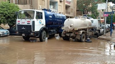 كسر ماسورة مياه بالدقى والدفع بفرق للإصلاح