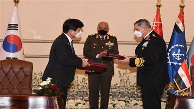 وزير الدفاع يشهد مراسم توقيع عدد من مذكرات التفاهم وعقود التسليح مع كوريا الجنوبية