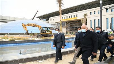 وزير النقل يتابع التجهيزات النهائية  لمحطات القطار الكهربائى الخفيف LRT