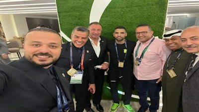 مؤمن زكريا يؤازر الأهلي خلال مباراة مونتيري بكأس العالم للأندية