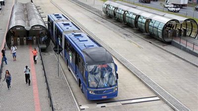 النقل تناقش مع شركة إماراتية إدارة وتشغيل أتوبيسات BRT 