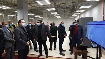 مدبولي يتفقد أول فرع لبنك يقدم خدمات مصرفية فى العاصمة الإدارية