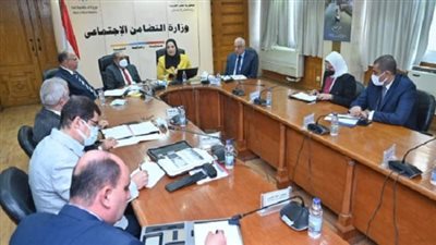 مرسي يبحث موقف تأثيث الوحدات السكنية بمشروعات الإسكان البديل