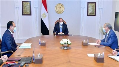 الرئيس السيسي يجتمع بمدبولى ووزير التموين ورئيس الهيئة الهندسية