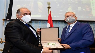 رئيس النواب يتسلم درع منتدى البرلمانيين العرب للسكان والتنمية